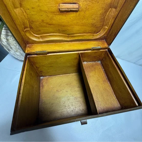 Vintage Metal Storage Box with Floral Design - Picture 7 of 11